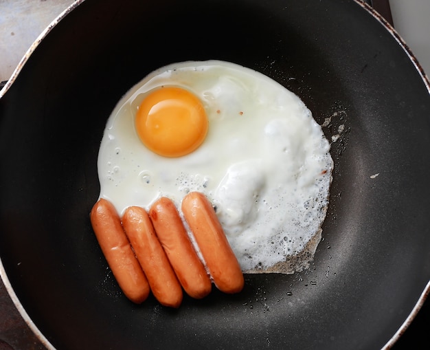 Foto uova fritte con salsiccia