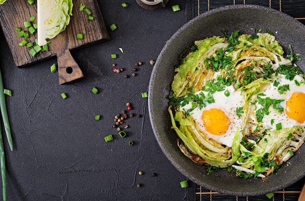 若いキャベツと野菜のスライスと目玉焼き。栄養価の高い朝食。上面図。平置き