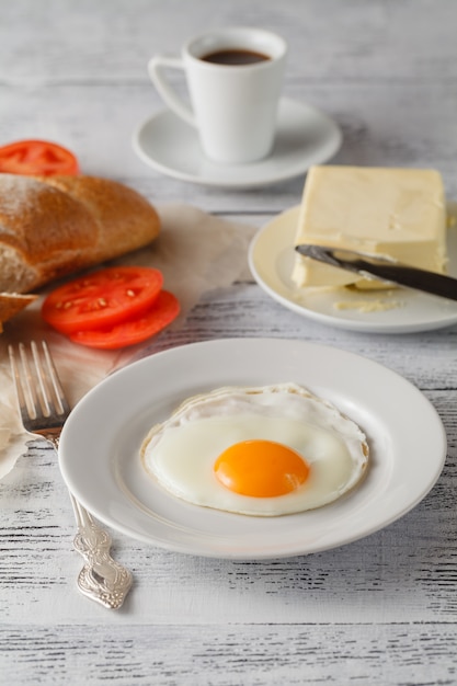 Fried eggs with toasts