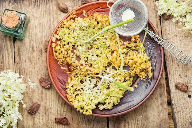 Foto fiori di sambuco fritti.