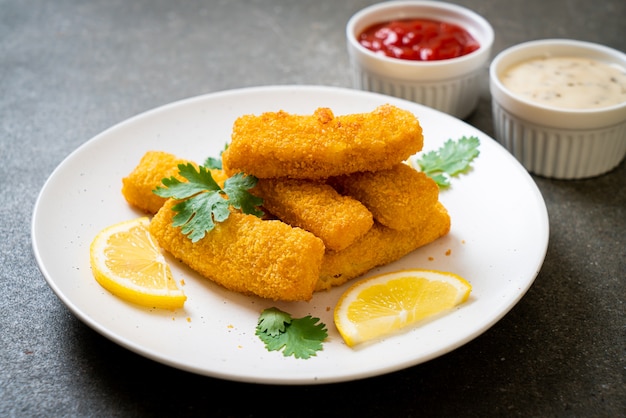 魚のフライフィンガースティックまたはフライドポテトのソース添え