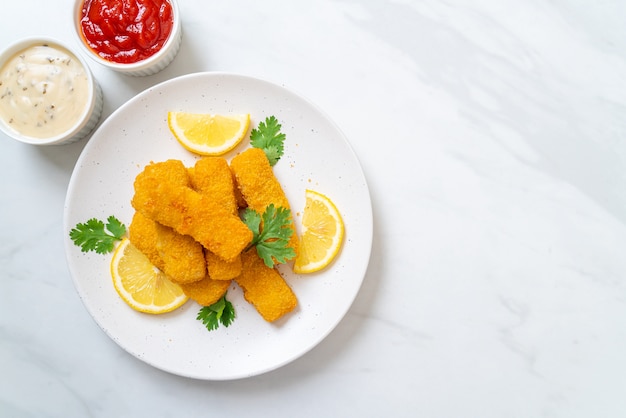 палочка из жареной рыбы или картофель фри с соусом