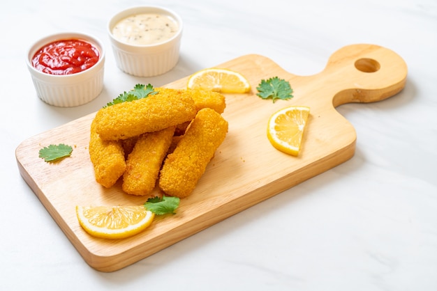 Stecco di pesce fritto o patatine fritte con salsa