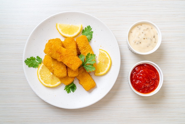 魚のフライフィンガースティックまたはフライドポテトのソース添え