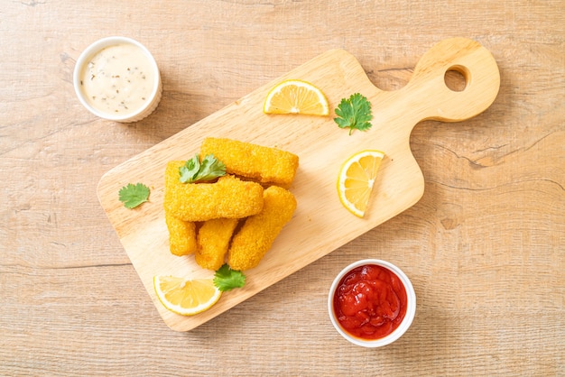 Bastoncini di pesce fritto o patatine fritte con salsa