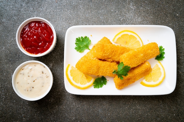 魚のフライフィンガースティックまたはフライドポテトのソース添え