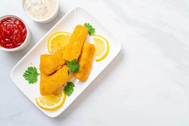 палочка из жареной рыбы или картофель фри рыба с соусом