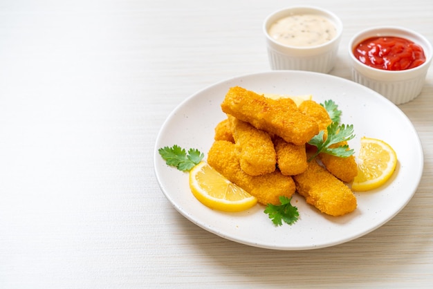 палочка из жареной рыбы или картофель фри рыба с соусом