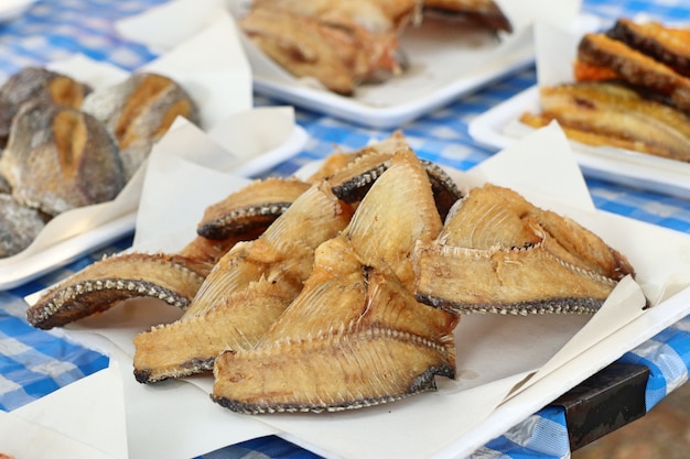 屋台の食べ物で揚げ魚