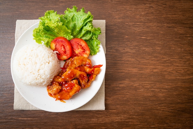 흰 접시에 밥과 함께 3 가지 맛 칠리 소스를 얹은 튀긴 생선