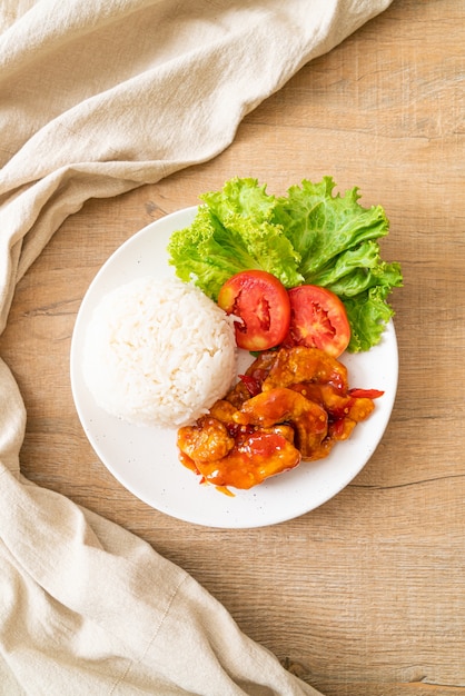 Fried fish topped by chili flavors