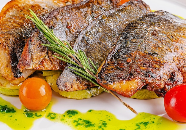 жареная рыба с овощами на тарелке