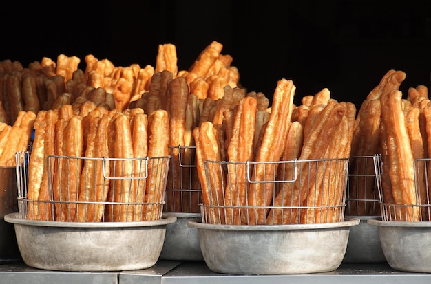 Foto alimenti fritti per la vendita al mercato