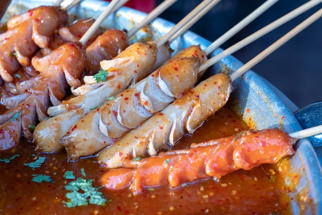 棒で揚げた食べ物タイ風の食べ物バンコクタイの屋台の食べ物