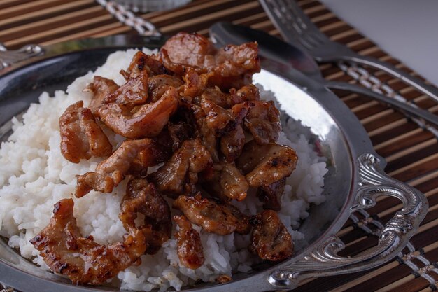 Photo fried garlic and pepper pork on a metal plate