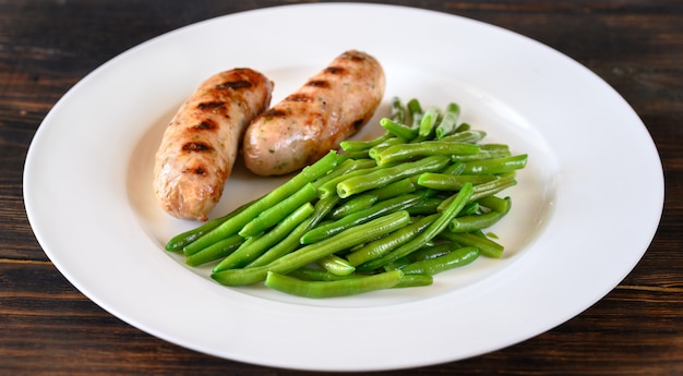 Fried green beans with grilled sausages