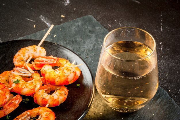 Photo fried grilled shrimp prawns with white wine