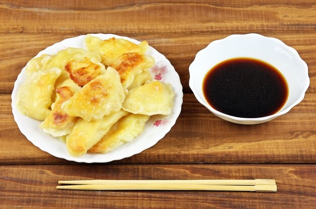 Antipasti fritti di gnocchi di gyoza con salsa di soia.