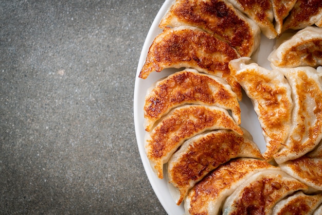 Foto gyoza o gnocchi fritti con salsa di soia