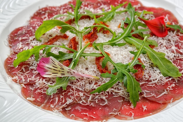 Photo fried herring fillet with sauce on a white plate