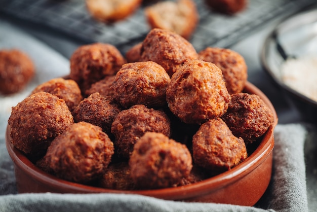 Photo fried home made italian traditional meatballs with parmesan and bread