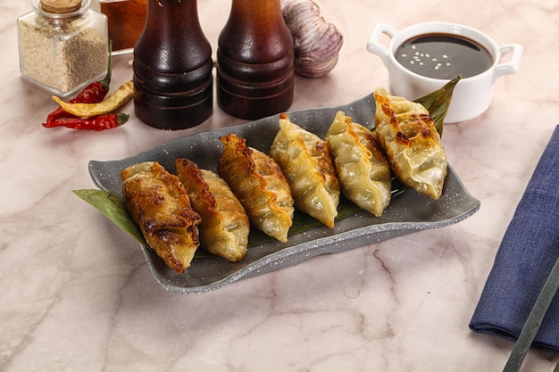 日本製のフライド・プールドンプリング (Gyoza)