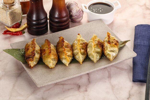 日本製のフライド・プールドンプリング (Gyoza)