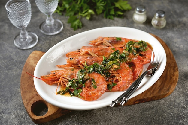 Fried large prawns with garlic, ginger and parsley