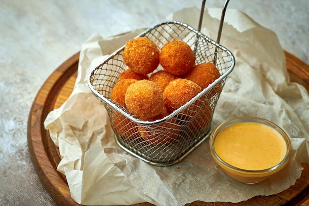 Polpette di mac e formaggio fritte con salsa. finger food per un pub