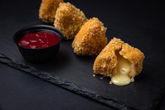 Photo fried mac and cheese bites with dipping sauce