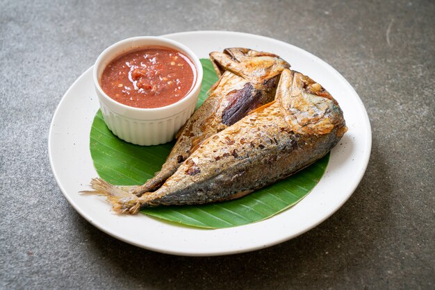 Photo fried mackerel fish with spicy shrimp paste sauce