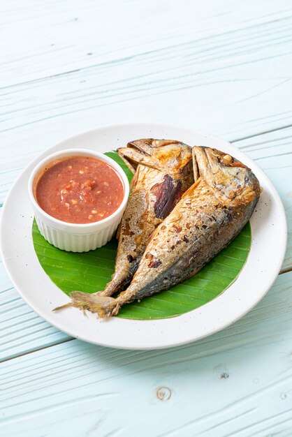 Photo fried mackerel fish with spicy shrimp paste sauce