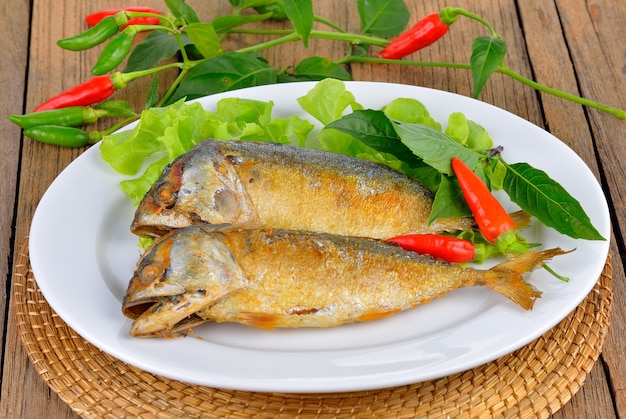 Photo fried mackerel on wooden