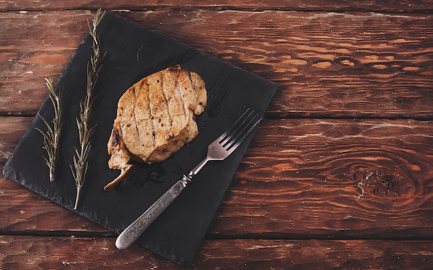 Foto carne fritta su fondo di legno