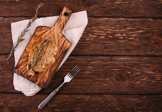 Photo fried meat on a wooden background