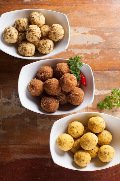 Photo fried meatballs on wooden table