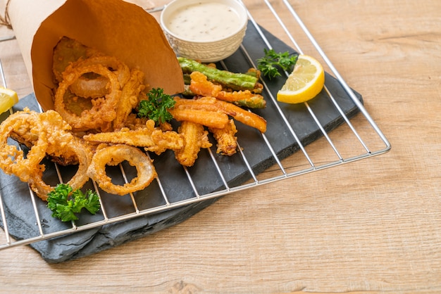 Foto verdure miste fritte (cipolle, carote, mais baby, zucca) o tempura. stile di cibo vegetariano