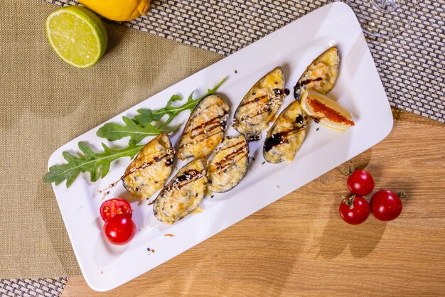 Cozze fritte con cipolle su spiedini con limone e prezzemolo