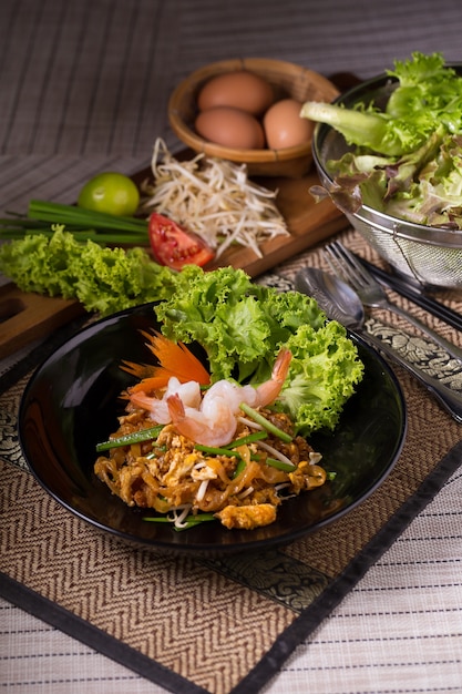 Жареная лапша Тайский стиль с креветками Жареная лапша с креветками в паштете Тайская тайская лапша