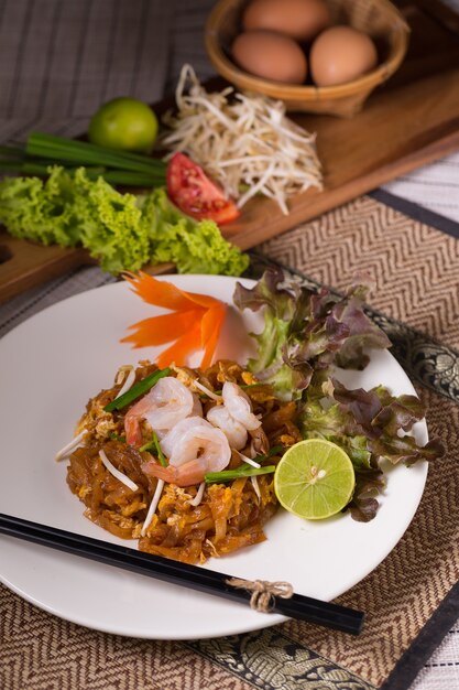 Fried noodle Thai style with prawns