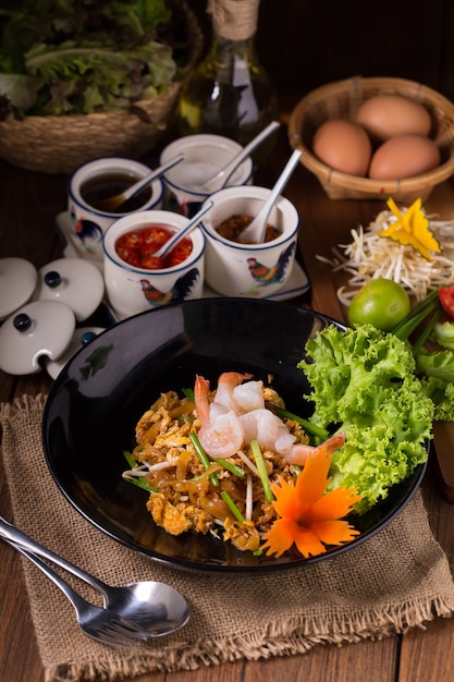 Жареная лапша тайский стиль с креветками