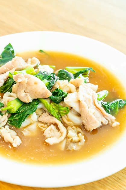 Fried noodle with pork and broccoli