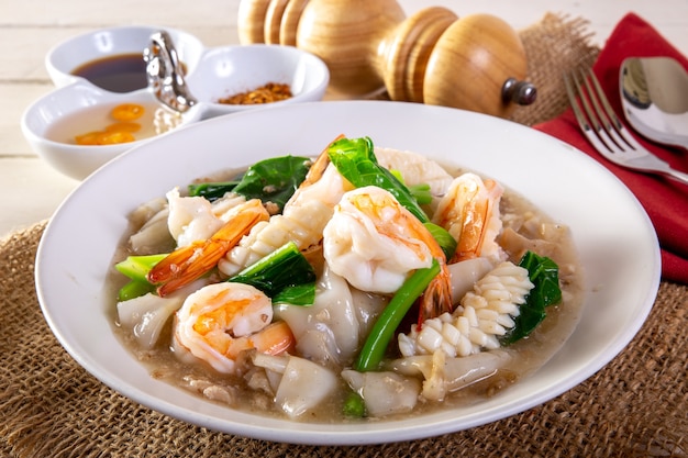 Fried noodle with sea food and kale in gravy