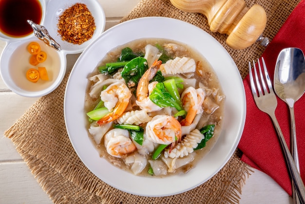 Fried noodle with sea food and kale in gravy