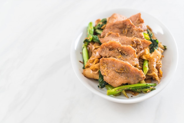 fried noodles with soy sauce and pork 