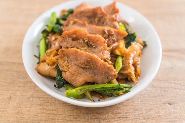 fried noodles with soy sauce and pork 