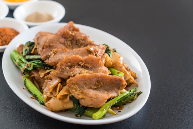 fried noodles with soy sauce and pork 