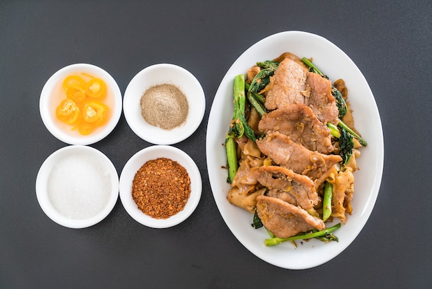 fried noodles with soy sauce and pork 