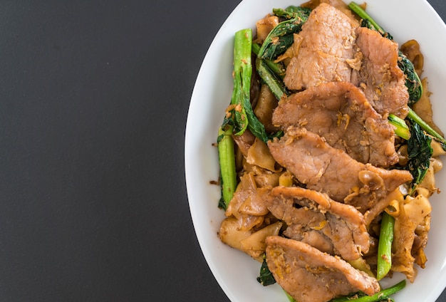 fried noodles with soy sauce and pork 