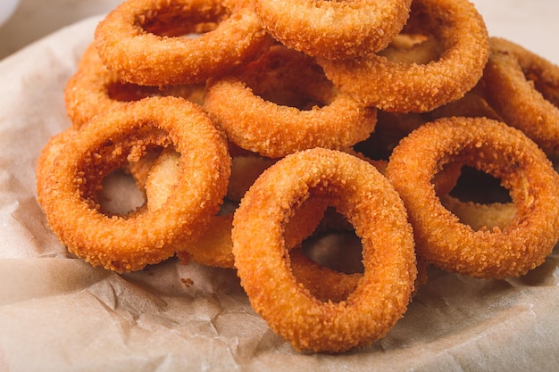 Foto anelli di cipolla fritti spuntino fritto nessuna messa a fuoco selettiva delle persone